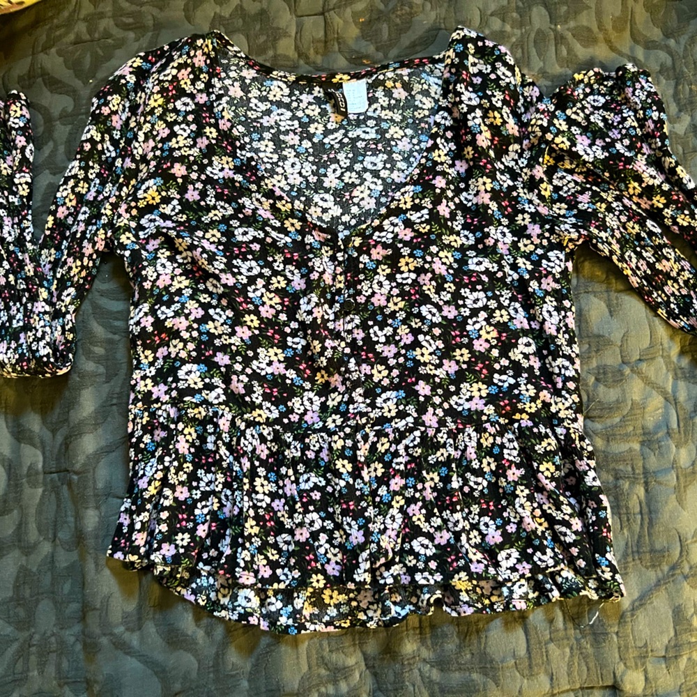 Soft floral long slevee. Botton on